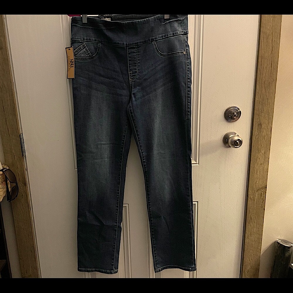 Rock & Republic Fever Pull On Straight Leg Denim Jeans Brand New with tags.